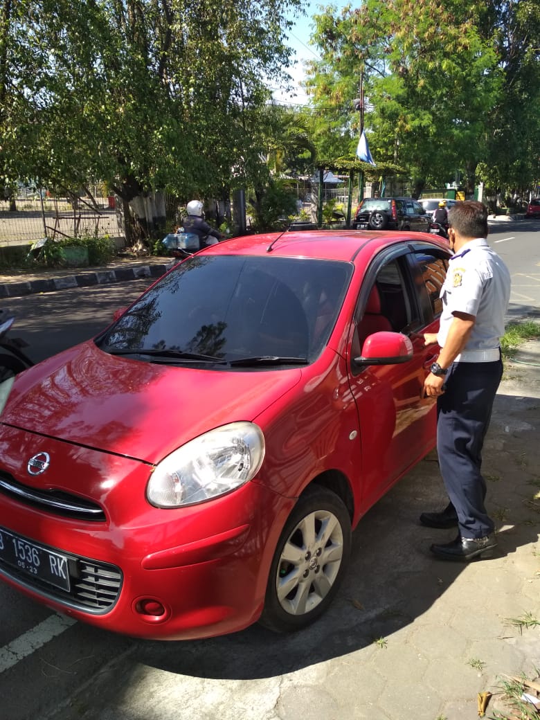 Himbauan Pengendara Roda 4 untuk Tidak Parkir di Garis Biku-Biku Jl. Veteran